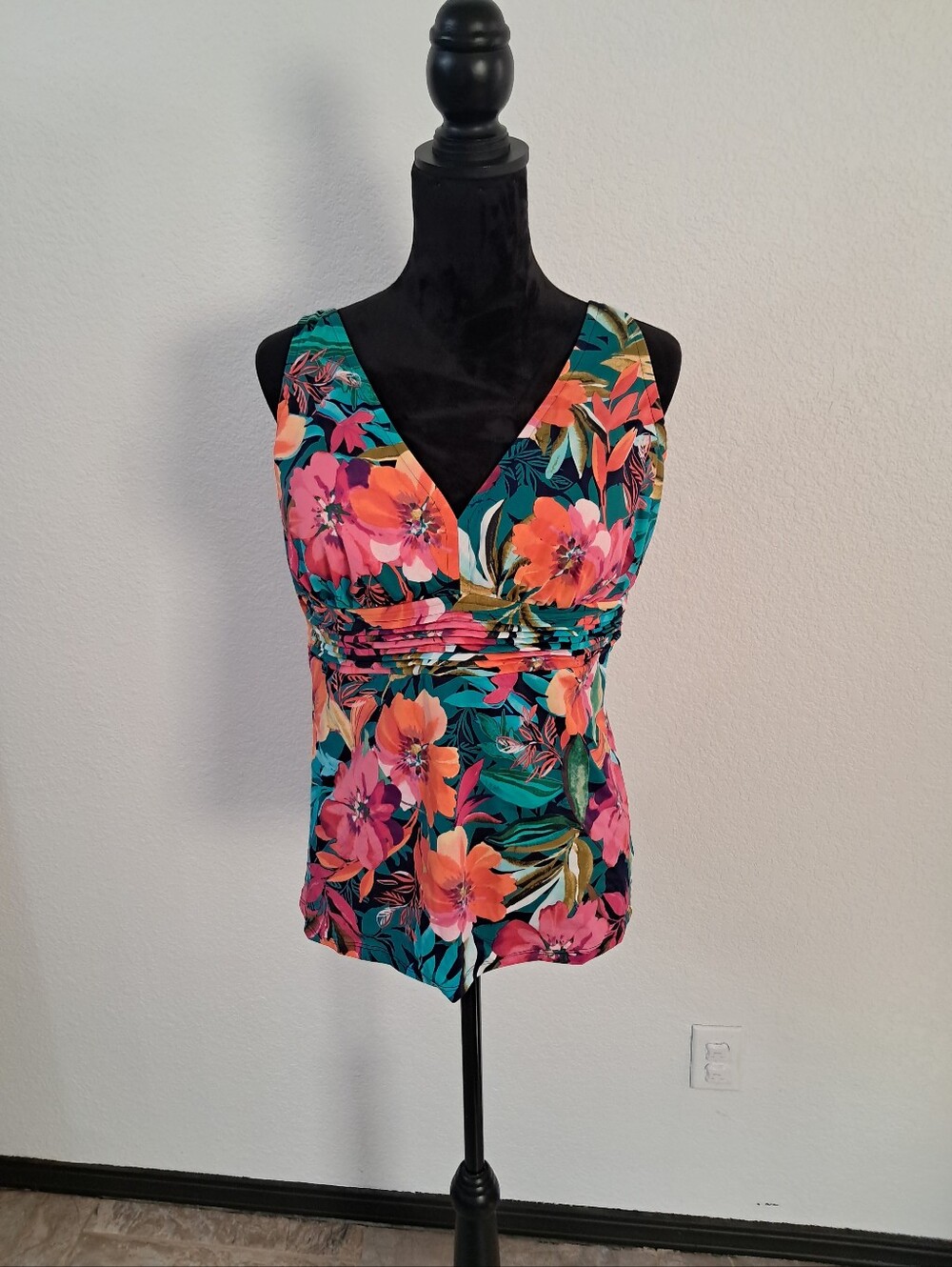 Trimshaper Tankini Top 18W Floral Built In Bra Pleats Tropical Vacation Beach